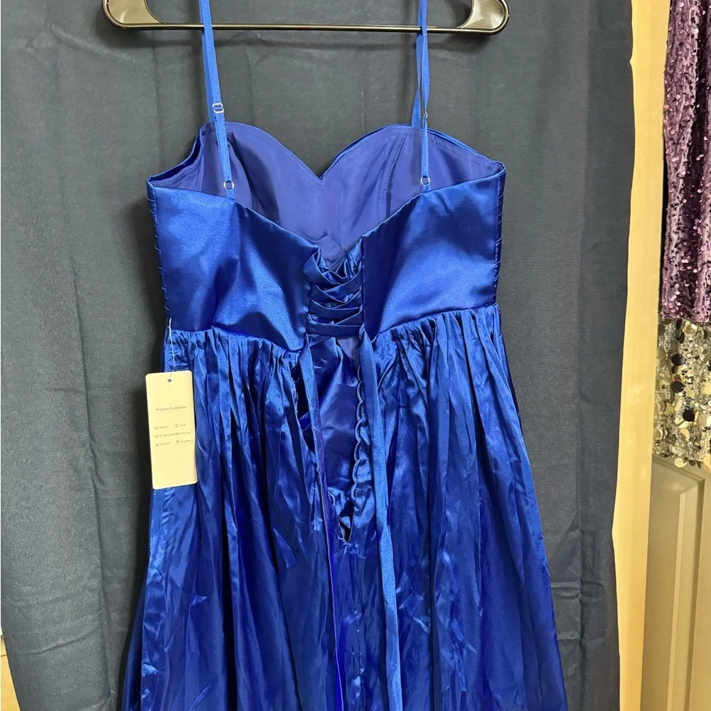 Elegant Blue Dress with Red Accent - Picture 6 of 9